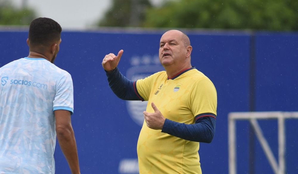 Lawan PSBS Biak, Bojan Hodak Pastikan Persib Ingin Terus Ada di Puncak Klasemen