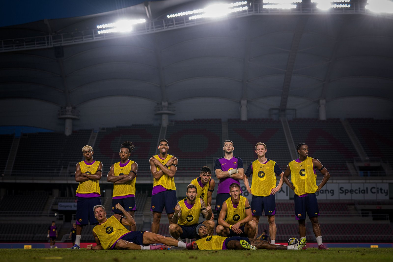 Skuad Sudah Lengkap, Hansi Flick Minta Pasukannya Tambah Trofi di Lemari Barcelona