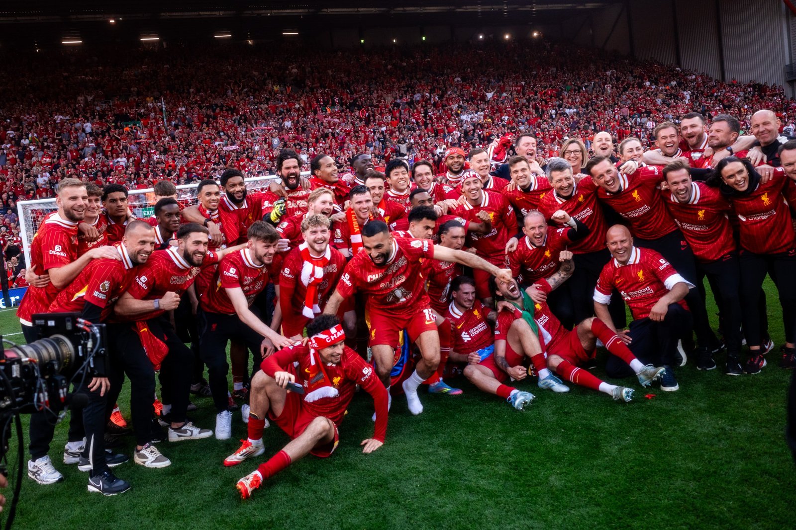 Liverpool Juara Liga Inggris, Arne Slot Balas Nyanyikan Nama Jurgen Klopp di Stadion Anfield