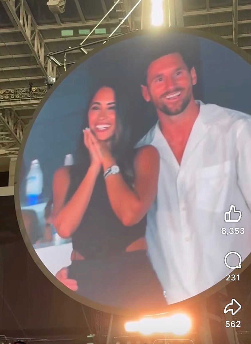 Uhuy, Giliran Lionel Messi dan Istri Kepergok Layar Raksasa di Konser Coldplay