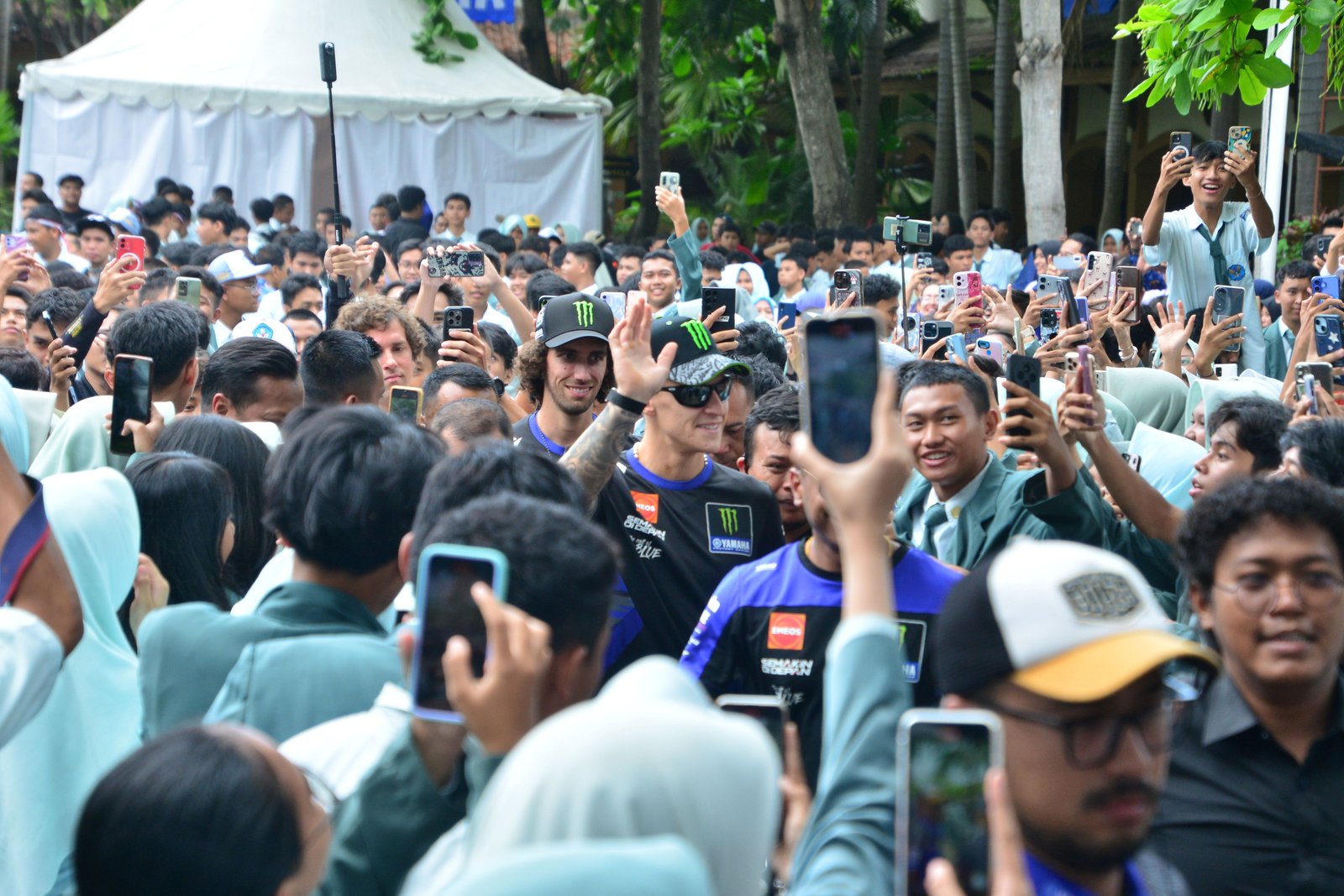 Heboh, Duo Pembalap Monster Energy Yamaha Bikin Histeris Pelajar di Mataram 