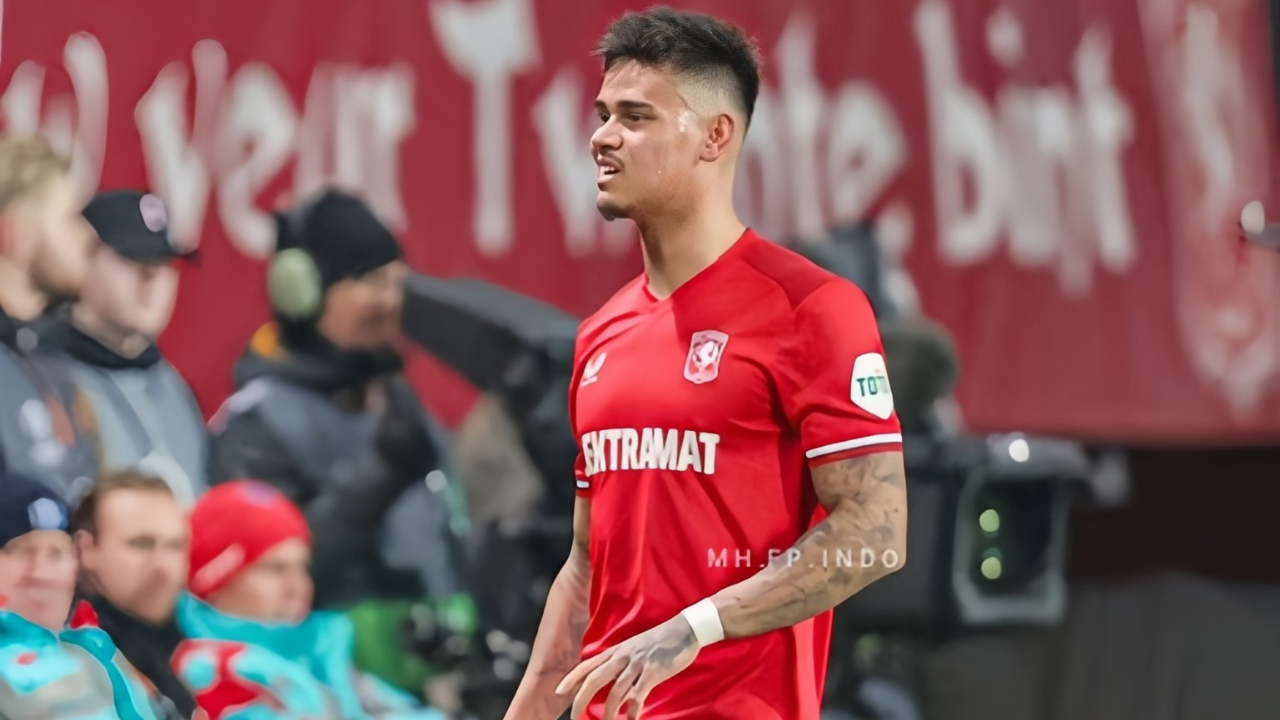 Kabar Baik dari Belanda, Mees Hilgers Main Lagi dengan FC Twente dan Dapat Pujian Pelatih