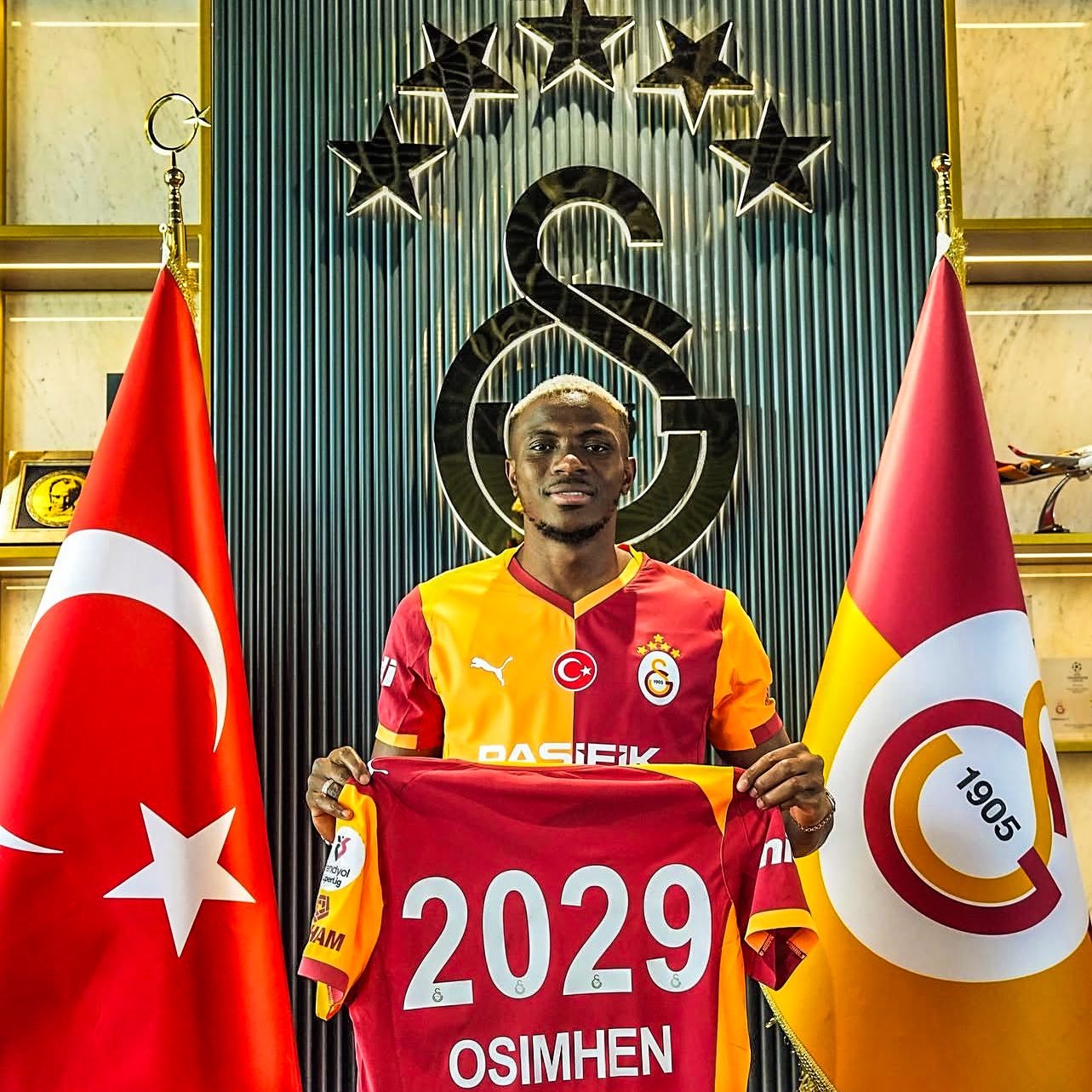 Galatasaray Rela Pecahkan Rekor Transfer yang Pernah Ada untuk Permanenkan Victor Osimhen dari Napoli