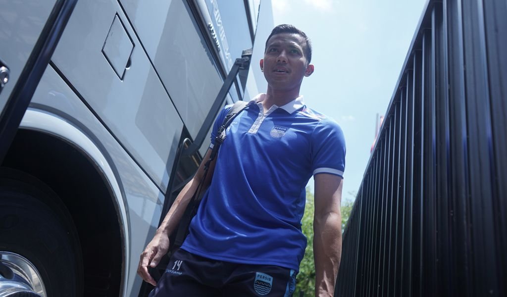 Beda Gaya Liburan 2 Penggawa Persib Teja Paku Alam dan Adam Alis
