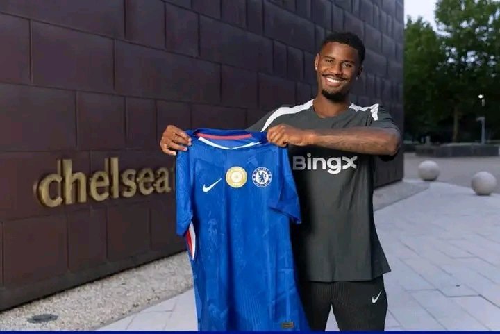 Chelsea Resmi Datangkan Bek Muda Ajax Jorrel Hato
