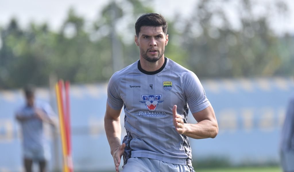 Tekad Bek Tangguh Brasil Julio Cesar Jalani Latihan Pertama dengan Persib