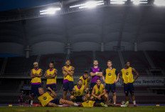 Skuad Sudah Lengkap, Hansi Flick Minta Pasukannya Tambah Trofi di Lemari Barcelona